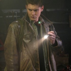 Jensen Ackles nei panni di Dean Winchester nell'episodio 'A very supernatural Christmas' della serie Supernatural