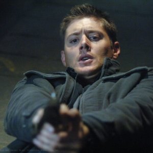 Jensen Ackles in una scena drammatica ell'episodio 'Fresh Blood' della serie Supernatural