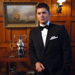 Un elegante Jensen Ackles nel ruolo di Dean Winchester nell'episodio 'Red sky at morning' della serie Supernatural