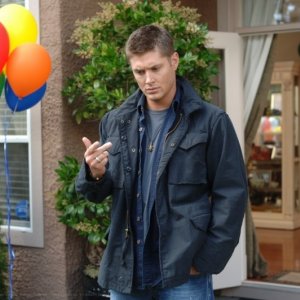 Jensen Ackles veste i panni di Den Winchester nell'episodio 'The Kids are alright' della serie Supernatural