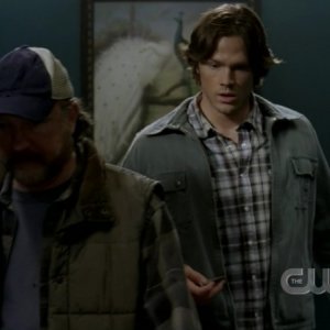 Jim Beaver nei panni di Bobby Singer e Jared Padalecki nell'episodio 'Dream a little dream of me' della serie Supernatural