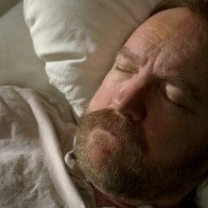 Jim Beaver nei panni di Bobby Singer intrappolato in un incubo dal quale non riesce a svegliarsi, nell'episodio 'Dream a little dream of me' della serie Supernatural