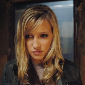 Katie Cassidy nel ruolo di Ruby, un demone che aiuta i fratelli Winchester nell'episodio 'The Magnificent Seven' della serie Supernatural