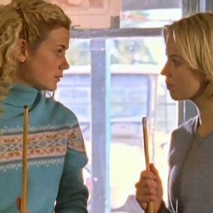 Rachael Carpani e Jessica Napier nella serie tv 'Le sorelle McLeod'