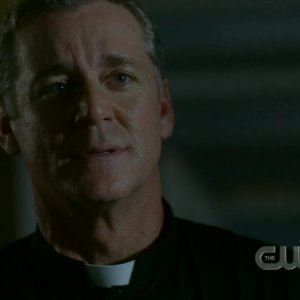 Robert Curtis Brown nel ruolo di Padre Gil nell'episodio 'Sin City' della serie Supernatural