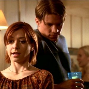 Alyson Hannigan e Marc Blucas in una scena dell'episodio 'Le pattuglie della notte' della quarta stagione di Buffy - L'ammazzavampiri