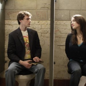 Anton Yelchin e Kat Dennings in una sequenza del film Charlie Bartlett