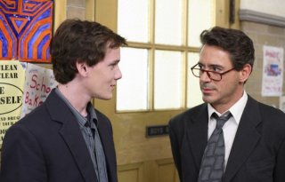 Anton Yelchin e Robert Downey Jr. in una scena del film Charlie Bartlett