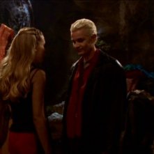 Mercedes McNab e James Marsters in una scena dell'episodio 'Le pattuglie della notte' della quarta stagione di Buffy - L'ammazzavampiri