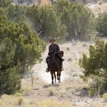 Pierce Brosnan in una sequenza del film Caccia spietata