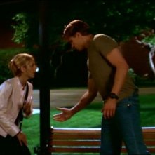 Sarah Michelle Gellar e Marc Blucas in una scena dell'episodio 'Le pattuglie della notte' della quarta stagione di Buffy - L'ammazzavampiri