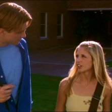 Sarah Michelle Gellar e Marc Blucas in una sequenza dell'episodio 'Le pattuglie della notte' della quarta stagione di Buffy - L'ammazzavampiri