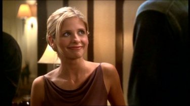 Sarah Michelle Gellar in una scena dell'episodio 'Le pattuglie della notte' della quarta stagione di Buffy - L'ammazzavampiri