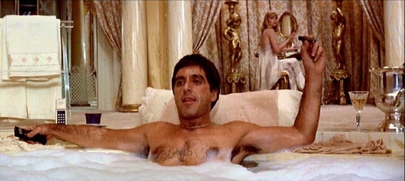 Al Pacino e Michelle Pfeiffer in una scena di SCARFACE