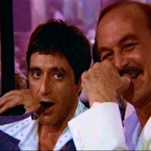 Al Pacino e Robert Loggia in una scena di SCARFACE