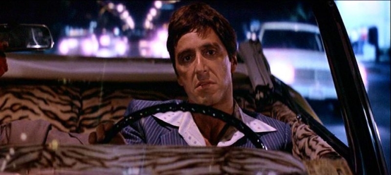 Al Pacino in una sequenza di SCARFACE (1983)