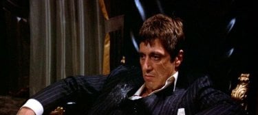un primo piano di Al Pacino in una scena di SCARFACE