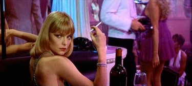 una seducente Michelle Pfeiffer in una scena di SCARFACE