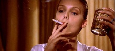 Michelle Pfeiffer in una scena di SCARFACE di De Palma