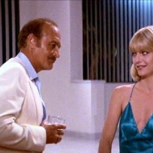 Robert Loggia e Michelle Pfeiffer in una scena di SCARFACE