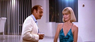 Robert Loggia e Michelle Pfeiffer in una scena di SCARFACE