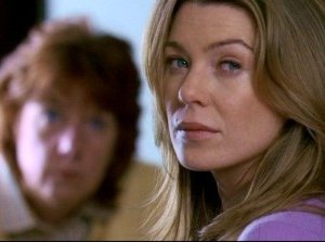 Ellen Pompeo nel ruolo della dottoressa Meredith Grey, nella serie Grey's Anatomy, episodio:'Crescere, che fatica...'