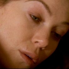 Ellen Pompeo è Meredith Grey, nel primo episodio della serie tv Grey's Anatomy: 'Quando il gioco si fa duro'