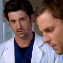 Justin Chambers e Patrick Dempsey nei ruoli di Alex Karev e Derek Sheperd nella serie tv Grey's Anatomy, episodio 'Crescere, che fatica...'