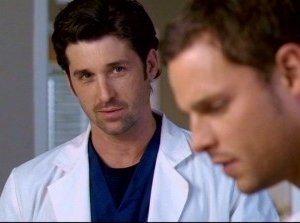 Justin Chambers e Patrick Dempsey nei ruoli di Alex Karev e Derek Sheperd nella serie tv Grey's Anatomy, episodio 'Crescere, che fatica...'