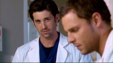 Justin Chambers e Patrick Dempsey nei ruoli di Alex Karev e Derek Sheperd nella serie tv Grey's Anatomy, episodio 'Crescere, che fatica...'