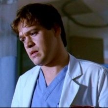 T.R. Knight veste i panni del dottor George O'Malley nell'episodio 'Crescere, che fatica...' della serie Grey's Anatomy