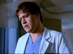 T.R. Knight veste i panni del dottor George O'Malley nell'episodio 'Crescere, che fatica...' della serie Grey's Anatomy