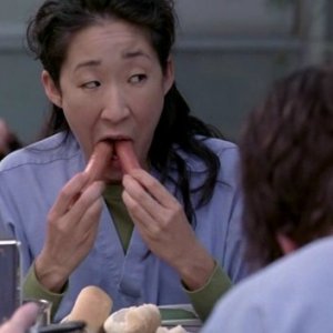 Cristina, interpretata da Sandra Oh, in una sfida 'alimentare' nell'episodio 'Break on Through' della serie Grey's Anatomy