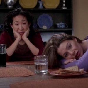 Ellen Pompeo e Sandra Oh nell'episodio 'Time has come Today' della serie Grey's Anatomy