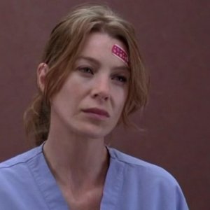 Ellen Pompeo in un momento dell'episodio 'Let it be' della serie Grey's Anatomy