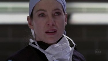 Ellen Pompeo in un momento drammatico dell'episodio 'As we Know it' della serie Grey's Anatomy