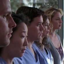 Justin Chambers, Sandra Oh, T.R. Knight, Ellen Pompeo e Katherine Heigl nell'episodio 'Losing my Religion' della serie tv Grey's Anatomy