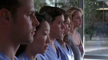 Justin Chambers, Sandra Oh, T.R. Knight, Ellen Pompeo e Katherine Heigl nell'episodio 'Losing my Religion' della serie tv Grey's Anatomy