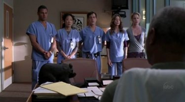 Justin Chambers, Sandra Oh, T.R. Knight, Ellen Pompeo e Katherine Heigl nell'episodio 'Losing my Religion' della serie Grey's Anatomy