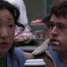Sandra Oh e T.R. Knight nell'episodio 'The name of the game' della serie tv Grey's Anatomy