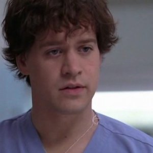 T.R. Knight in una scena dell'episodio 'Let it be' della serie Grey's Anatomy