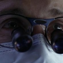 Un primissimo piano di Patrick Dempsey mentre interpreta il neurochirurgo Derek Sheperd nell'episodio 'The name of the game' della serie Grey's Anatomy