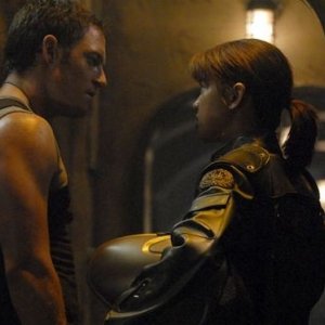 Tahmoh Penikett e Grace Park in una scena dell'episodio 'The Road Less Travelled' della quarta stagione di Battlestar Galactica
