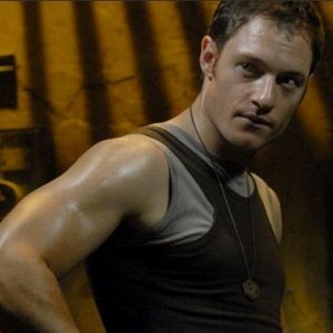 Tahmoh Penikett in una scena dell'episodio 'The Road Less Travelled' della quarta stagione di Battlestar Galactica