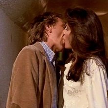 Craig Wasson e Deborah Shelton in una scena di OMICIDIO A LUCI ROSSE