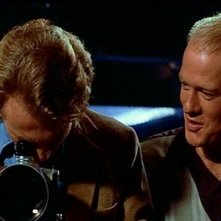 Craig Wasson e Gregg Henry in una scena di OMICIDIO A LUCI ROSSE