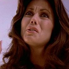 Deborah Shelton in una scena di OMICIDIO A LUCI ROSSE