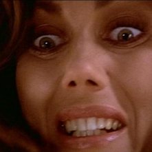 Deborah Shelton in una scena di OMICIDIO A LUCI ROSSE