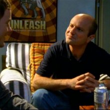 Aaron Ashmore e Enrico Colantoni in una scena dell'episodio 'Un nuovo ragazzo ' della prima stagione di 'Veronica Mars'