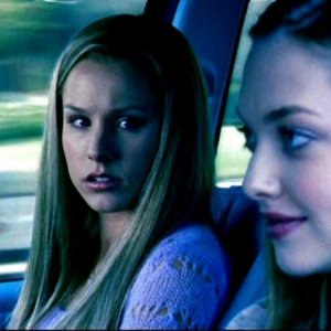 Amanda Seyfried e Kristen Bell in una scena dell'episodio 'Questione di fiducia' della prima stagione di 'Veronica Mars'